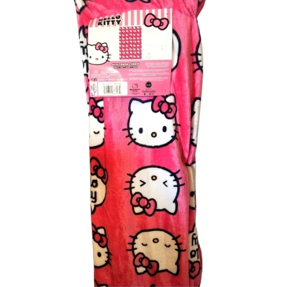 HELLO KITTY NWT SILK TOUCH THROW BLANKET - Picture 1 of 3